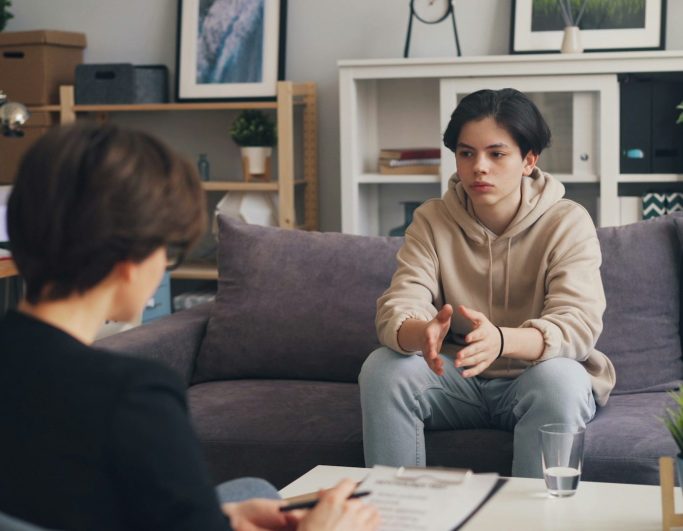 Cómo saber si mi hijo adolescente necesita psicólogo: 10 señales claras
